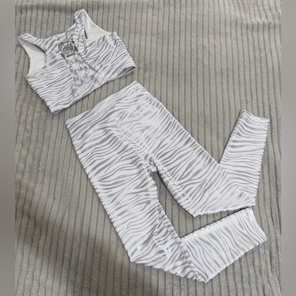 YEARS OF OURS Tiger Foil SET - Veronica Legging & Claudia Bra White Silver - Picture 7 of 7